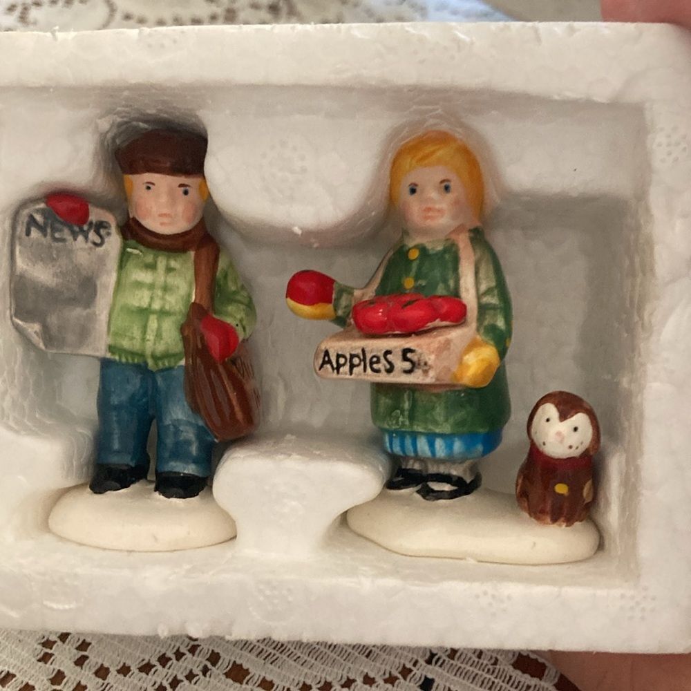 Department 56 The Original Snow Village “Girl selling 🍎 and News Boy” 1989